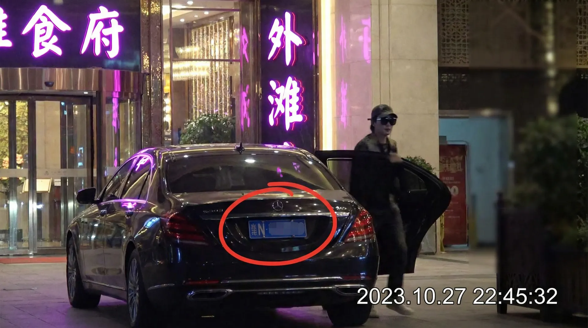 辉煌国际网址 - 豪车餐厅外被拍